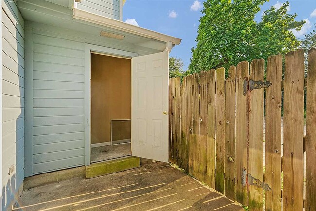 Building Photo - 715 Walker Rd