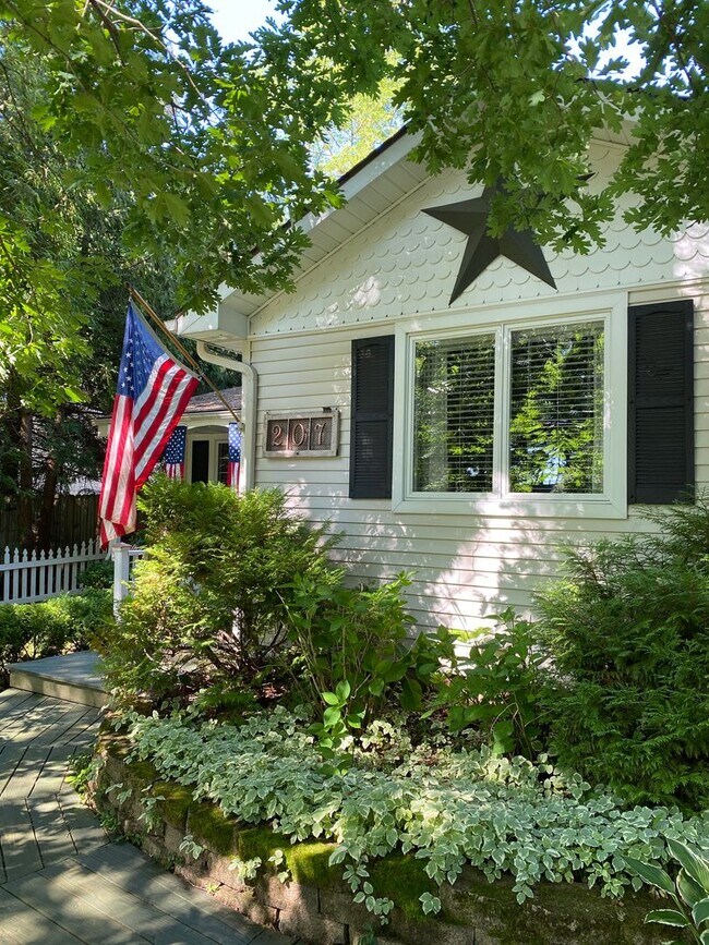 Building Photo - Home on East Bay – Impeccably Furnished Off-Season Retreat