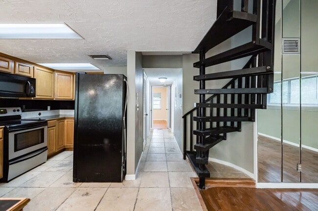 Building Photo - NEW PRICE! 3/2 Palm Harbor Townhouse