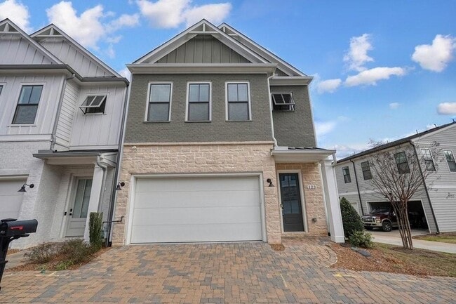 Building Photo - 123 Village Green Ave