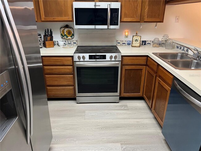 Building Photo - 333 Woodlake Wynde