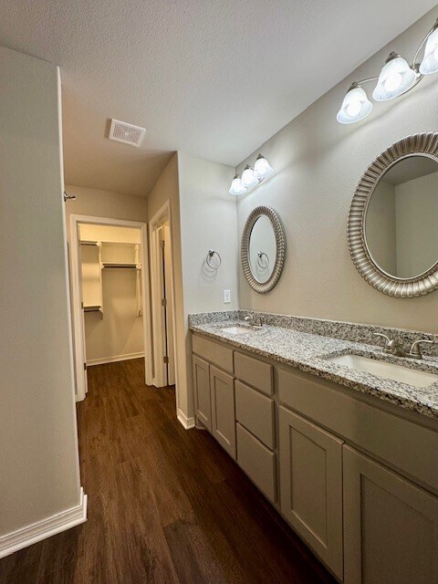 Building Photo - 2315 W Persimmon St