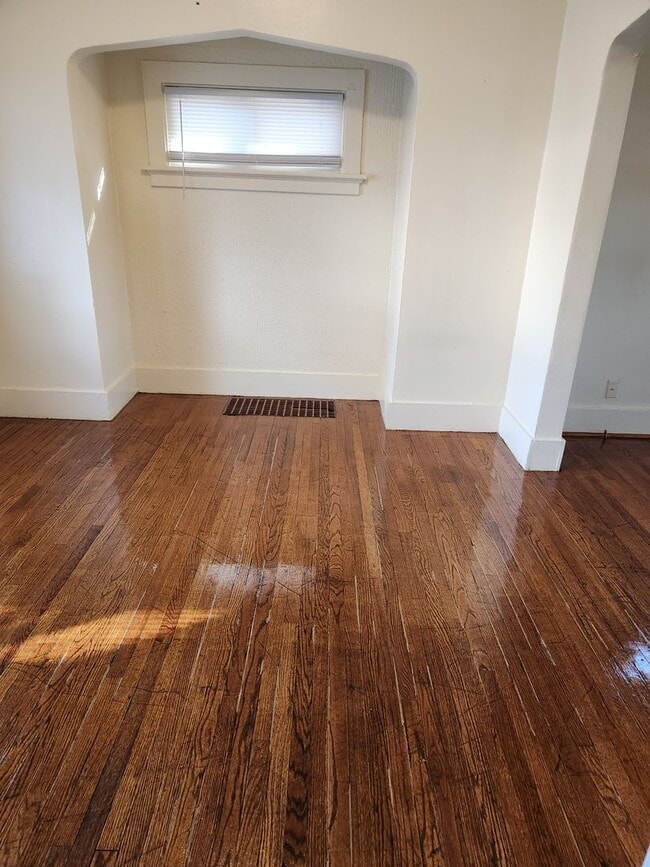Building Photo - 2 BR Near the Fort Wayne Zoo