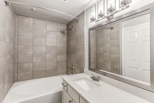 Building Photo - Stylish Living with 1 Month Free Rent!