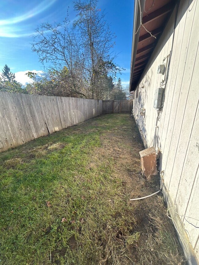 Building Photo - 3 Bedroom 1 Bath House Country Feel with City Access!