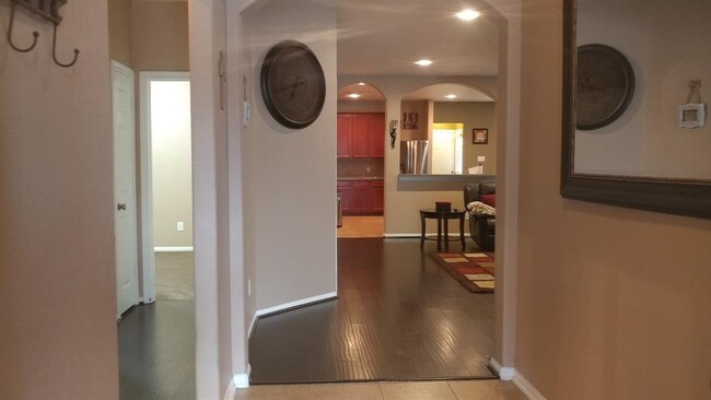 Building Photo - 2915 Linden Hill Ln
