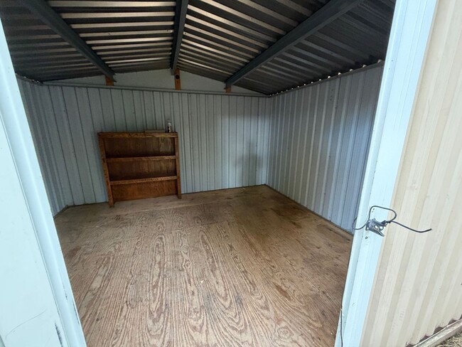 Building Photo - 2527 Delwood Ave