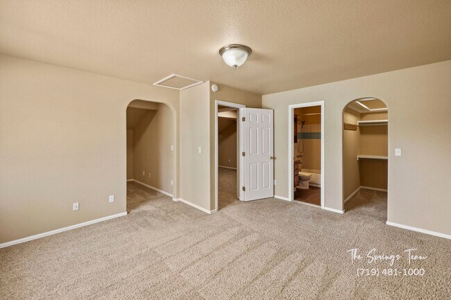 Building Photo - Spacious & Unique 3BD/2BA Townhome w/ Gara...