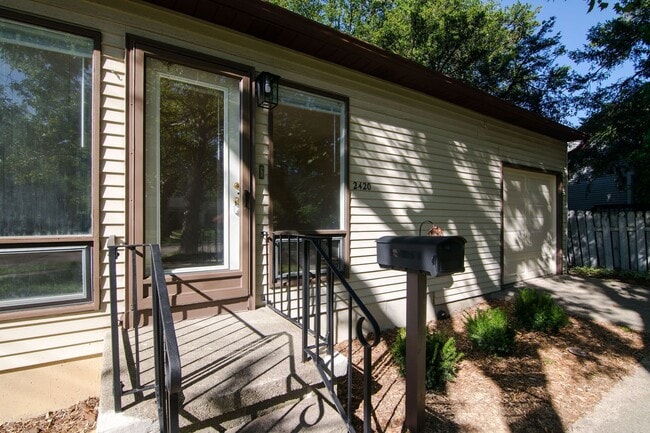 Building Photo - 2420 N Circle Dr