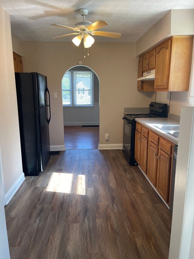 Building Photo - Cape Cod House