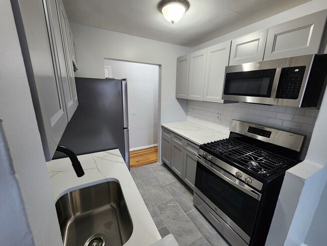 Building Photo - 725 Scotland Rd