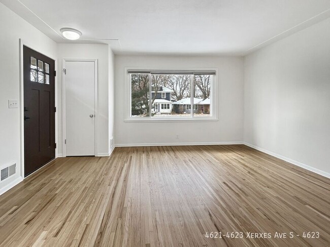 Building Photo - 2br 1ba 1cg ~ Security Deposit Free Altern...