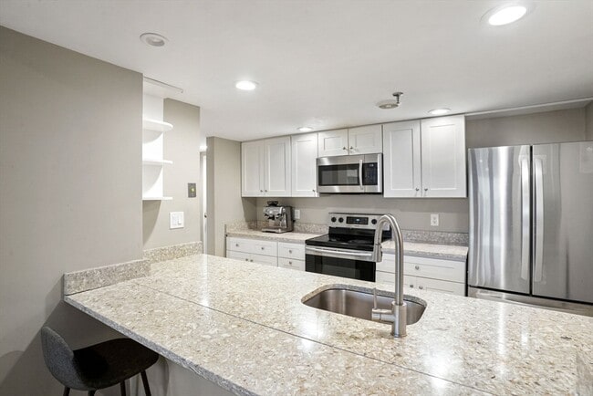 Building Photo - 20 Webster St