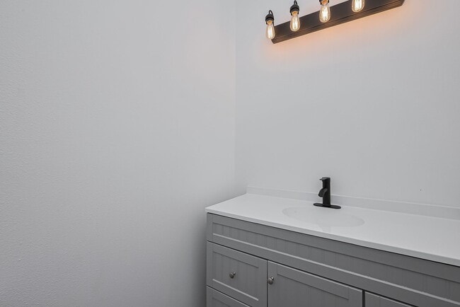 Building Photo - AFFORDABLE 4BD/2.5BA SINGLE HOUSE!