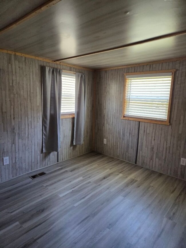 Building Photo - $1,350 - 2 Bedroom / 1 Bath Park Model in Tatham Mountain Park