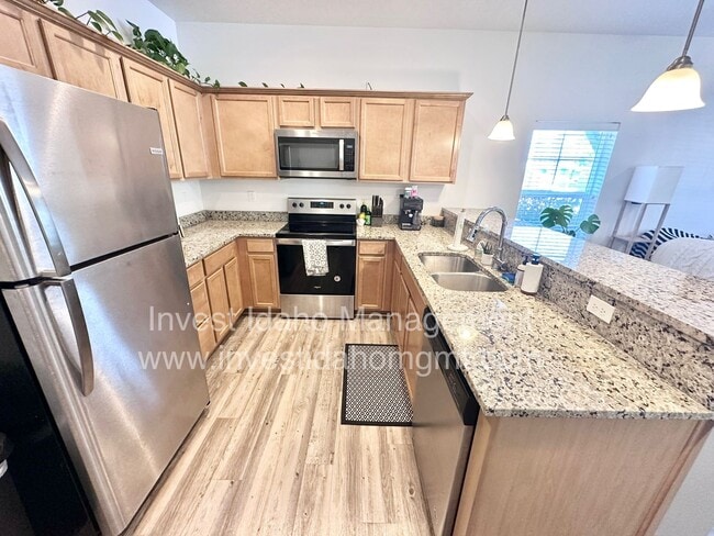 Building Photo - Stylish Townhome with Room to Relax & Ente...