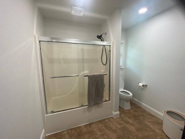 Building Photo - Beautiful Executive Style Home in the Stun...