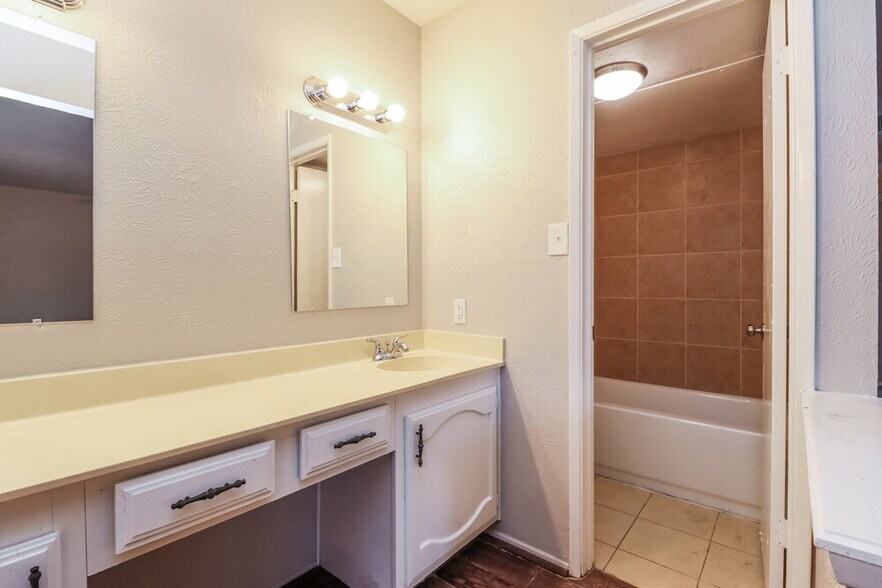 Building Photo - 22730 Hawkwood Dr