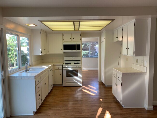 Building Photo - Light-Filled Thousand Oaks Home with Backyard Retreat