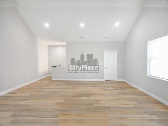 Building Photo - 2809 E Riverside Dr