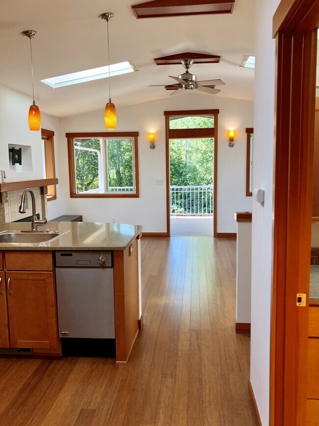Building Photo - Bellevue Apartment