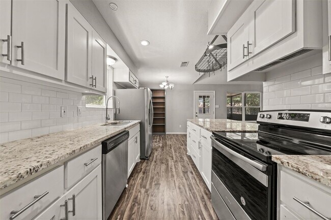 Building Photo - 705 Rosedale Dr