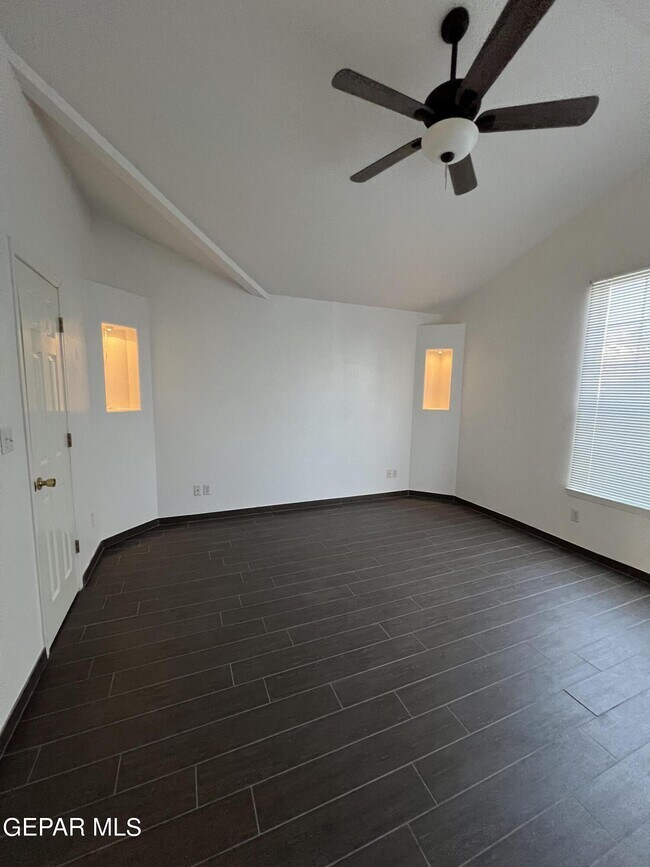 Building Photo - 7115 Oval Rock Dr