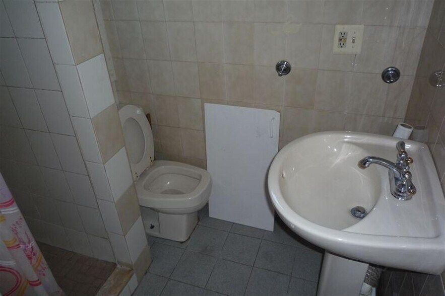 Building Photo - 569 Main St