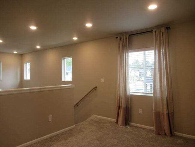 Building Photo - Large 5 bedroom, 2.75 bath home in Covington