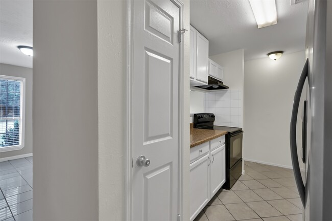 Building Photo - 1018 Surrey Ct