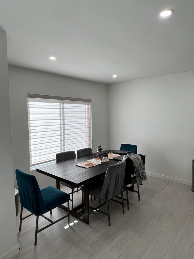 Dining area - 5328 Newcastle Ave