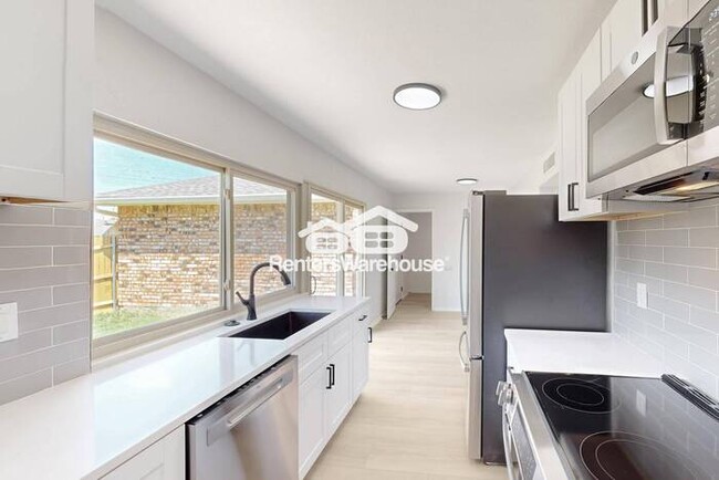Building Photo - MOVE IN READY - 3BED/2BATH -  PLANO TEXAS