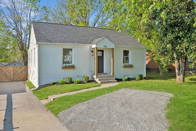 Building Photo - 902 Broadmoor Dr