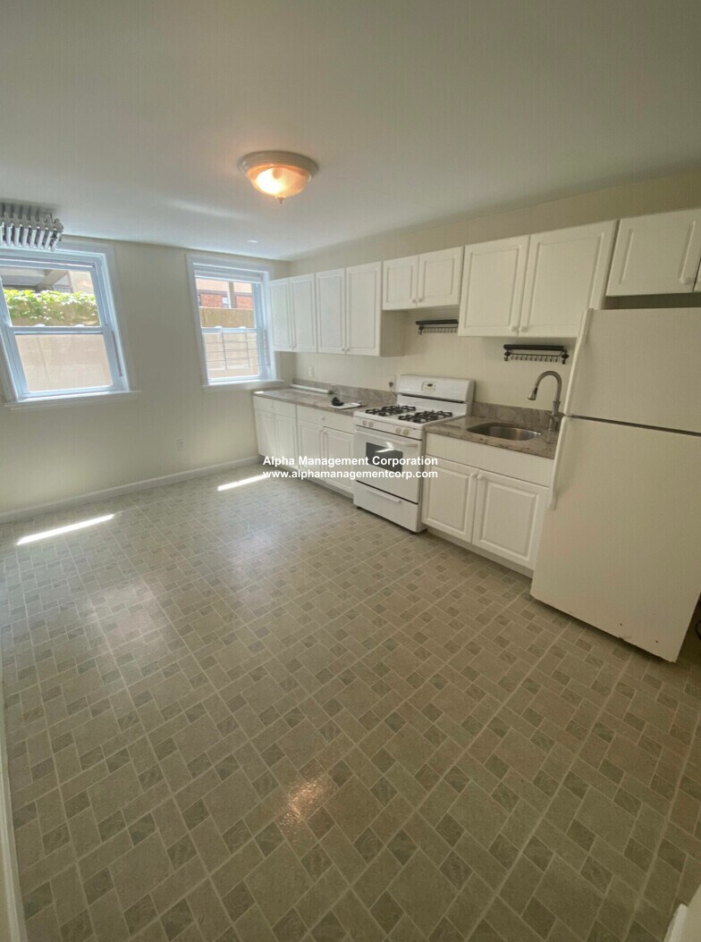 Building Photo - 14 Centre St