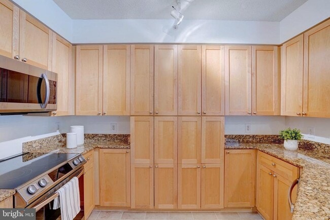 Building Photo - 3101 N Hampton Dr