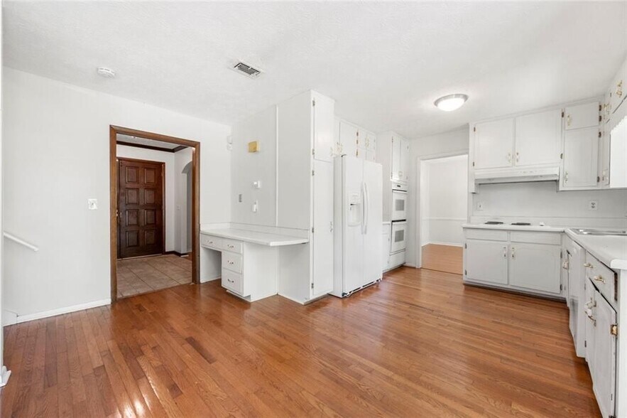 Building Photo - 4000 Pinehurst Pl