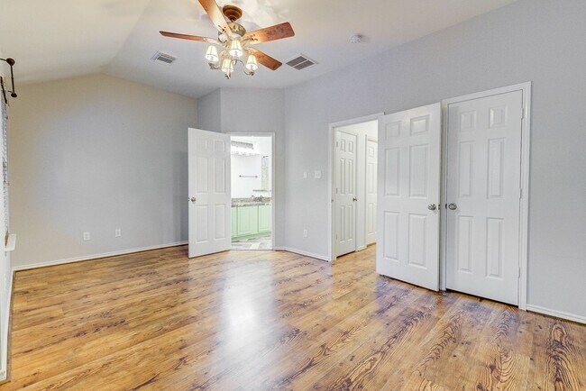 Building Photo - Stylish Woodlands Home Steps from H-E-B & ...