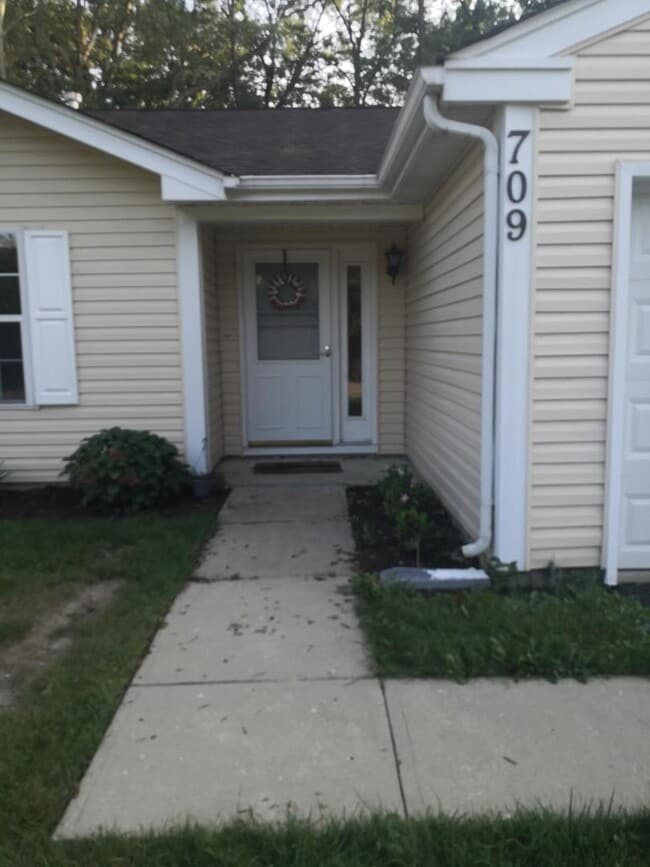 Building Photo - 709 Dartmouth Dr