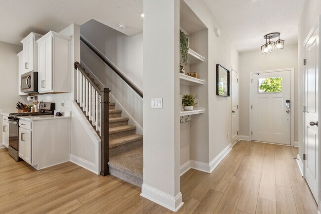 Building Photo - 579 Meadow Creek Dr