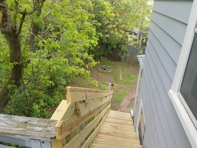 Building Photo - 226  1/2   E.  5TH STREET