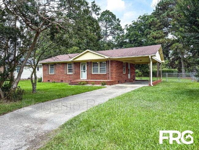 Building Photo - 910 Holloman St