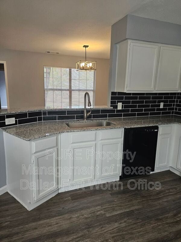 Building Photo - 806 Castleglen Dr