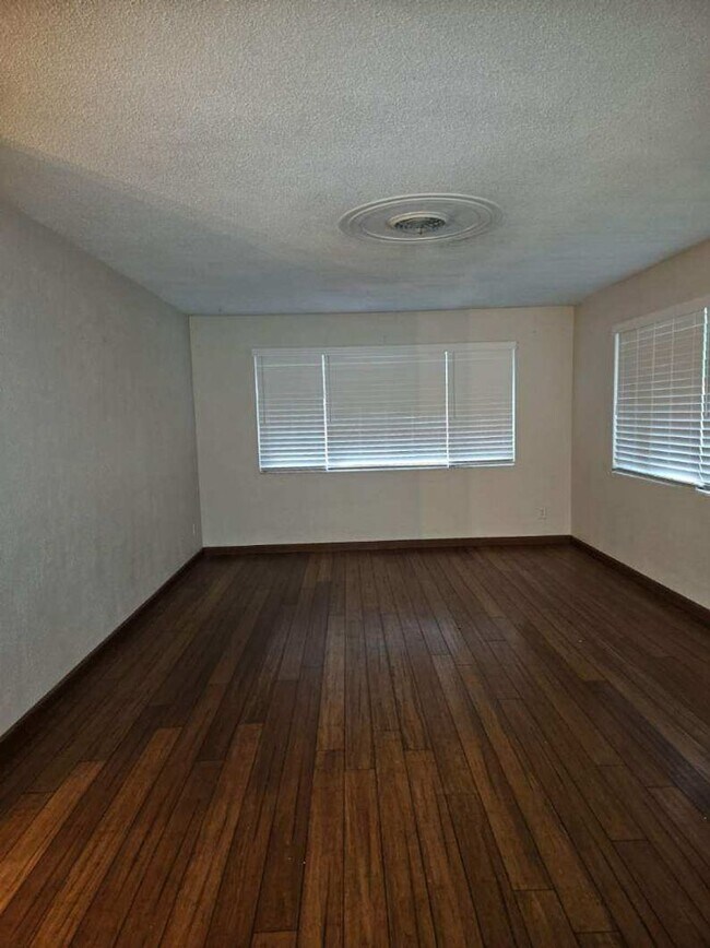 Building Photo - BEAUTIFUL 4 BEDROOM 2 BATH HOME IN THE BEAUTIFUL SOUTH DAYTONA