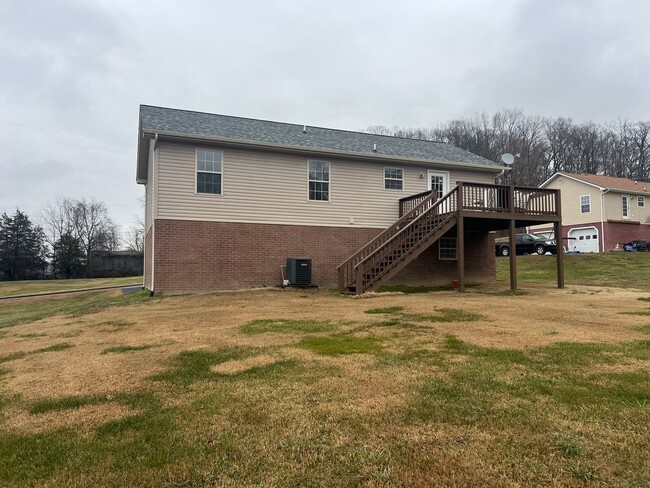 Building Photo - 3 bedroom / 2 bath + den located in Jonesb...