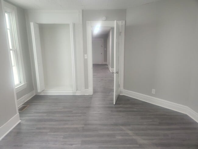 Building Photo - Walking distance to U of L and Bellarmine Campus