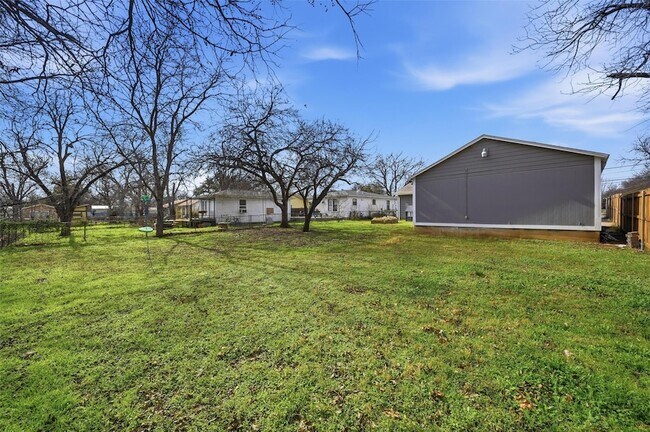 Building Photo - 418 Russell St