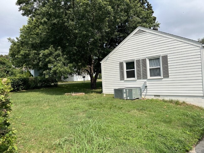 Building Photo - Charming 3-Bed Home with Hardwood Floors &...