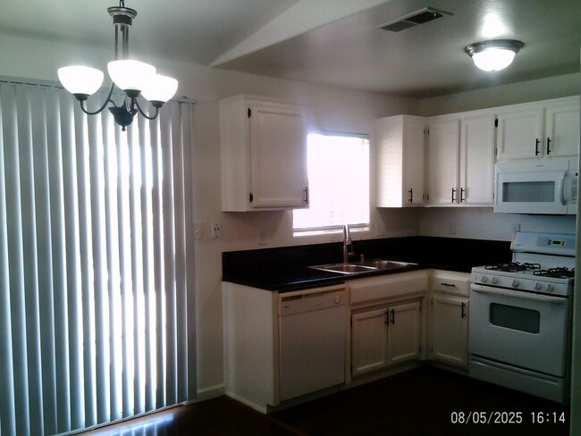 Building Photo - NOR CUTIE !!! SPECIAL $2625.00 MOVES YOU I...