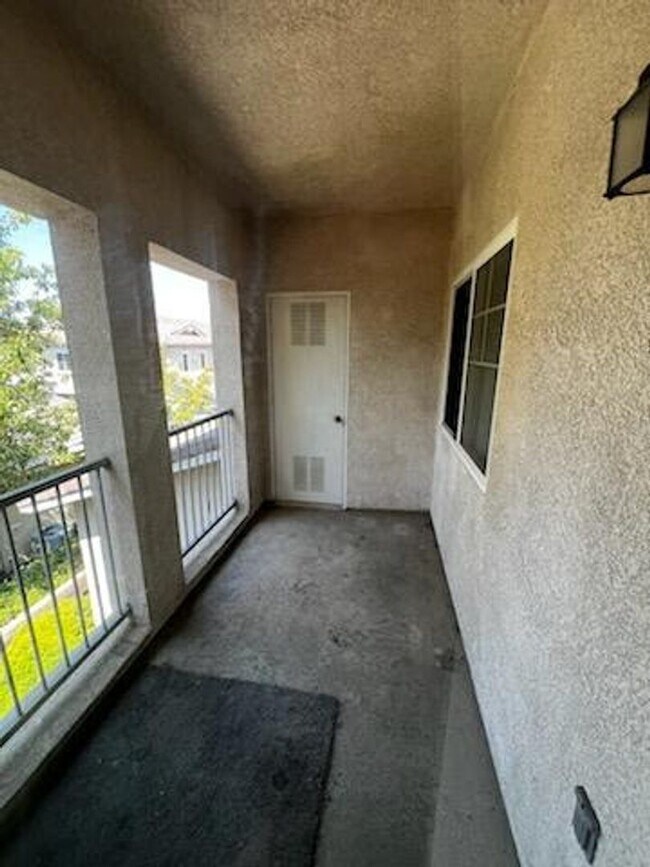 Building Photo - Upper Unit 2 Bedroom Condo in Gated Commun...