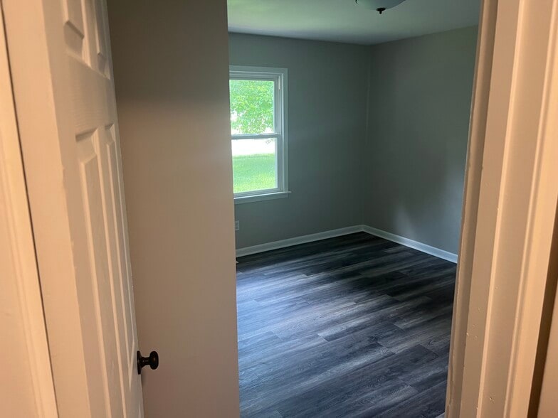 Building Photo - 595 Magie Ave
